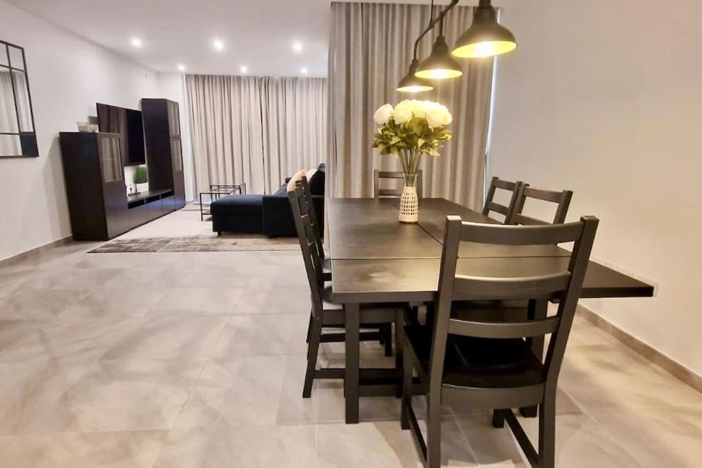 In Spinola Bay Apartment